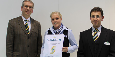 Frau Gremme nimmt die DLG Auszeichnung für den alkalischen Melkmaschinenreiniger in Empfang